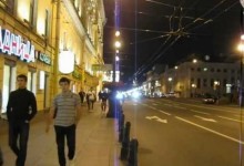 Άλογο και σκύλος τρέχουν στους δρόμους της Αγίας Πετρούπολης.